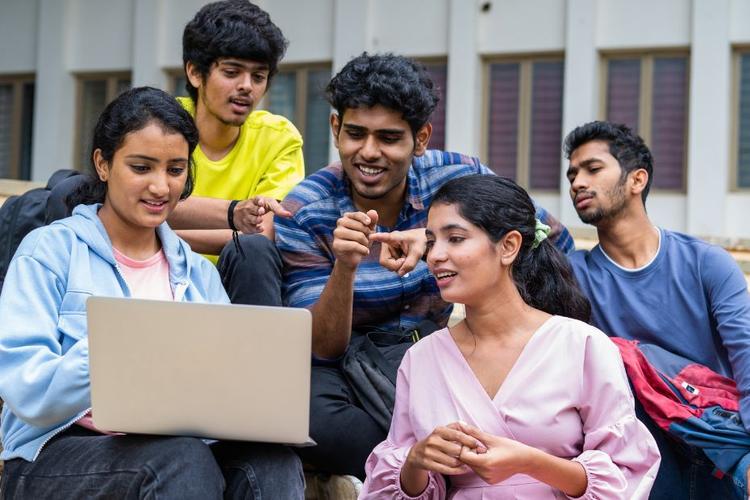 Why Becoming a POSP Is a Perfect Part-Time Job for College Students